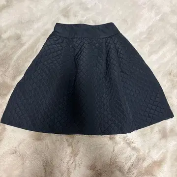 폭시 칸파뉴라 블랙 퀼팅 40 플레어 스커트