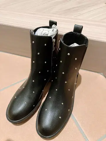 HIROKO KOSHINO 스터드 장식 블랙 부츠