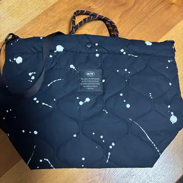 KIU 스플래터 프린트 토트백