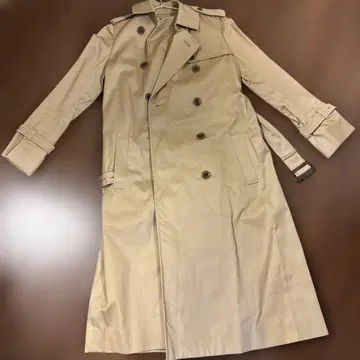 베이지 더블 브레스트 트렌치코트