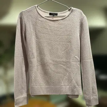 연한 핑크 짜임 무늬 긴팔 니트 스웨터