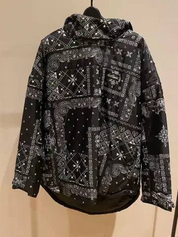 WILD THINGS 페이즐리 무늬 풀오버 다운 (후드 있음)