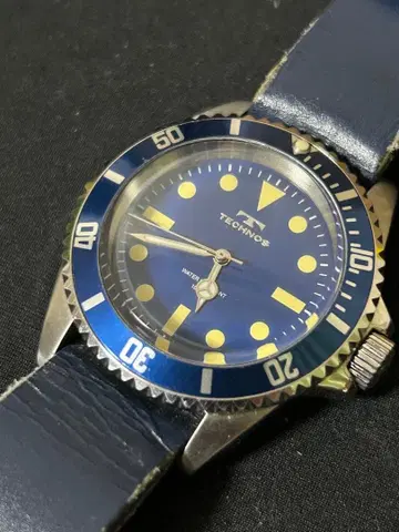 TECHNOS 파랑 다이얼 다이버풍 작동 중