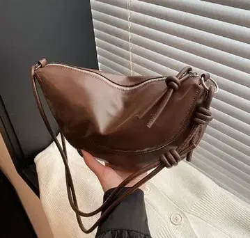브라운 하프문 숄더백