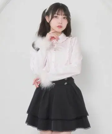 Honey Cinnamon 숏 기장 소매 페더 블라우스