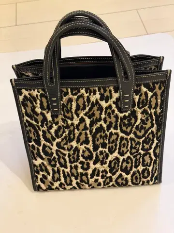 A VACATION 레오파드 토트 22AW 수납 가방 포함