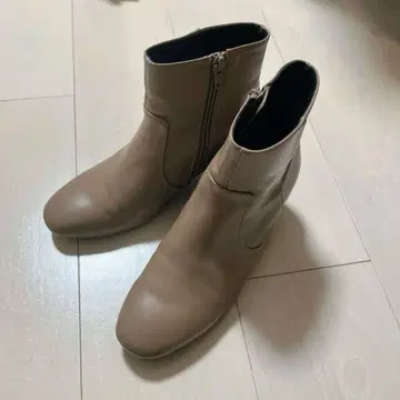 베이지 지퍼 달린 숏부츠