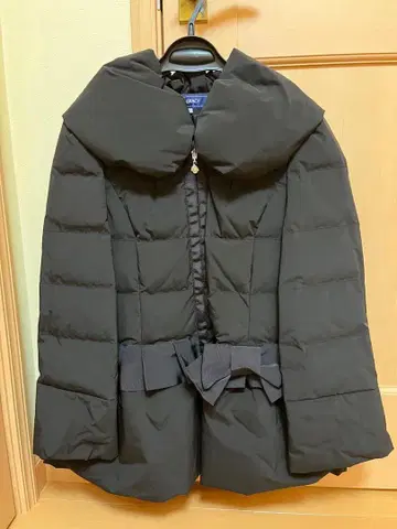 엠즈 그레이시 숏 다운 코트 리본 블랙 38