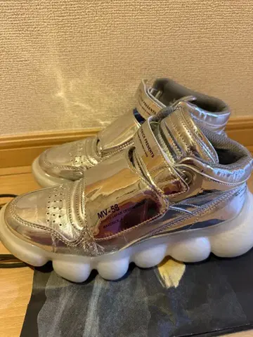 MAISON MAVERICK PRESENTS 실버 메탈릭 스니커즈