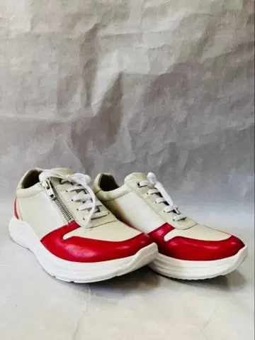 현행 모델 스트로버 WEARING ON 스니커즈 YOGA