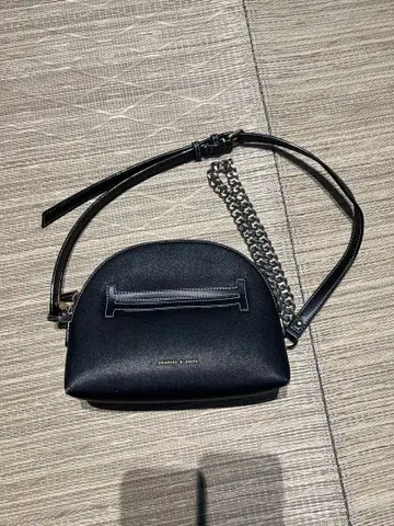 블랙 숄더백 체인 스트랩 포함