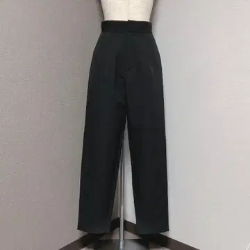 리젝시 턱 테이퍼드 팬츠 블랙