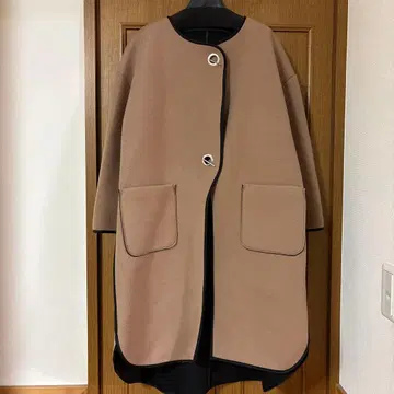 베이지 롱 코트 프론트 버튼 포함