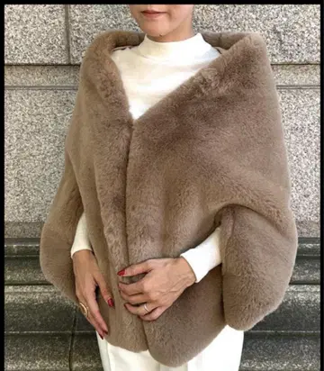 JENNE 리치 볼륨 퍼 케이프 베이지