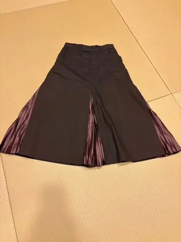 브라운 플레어 스커트 새틴 플리츠 장식