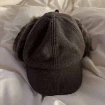 그레이 퍼(fur) 부착 플라이트 캡