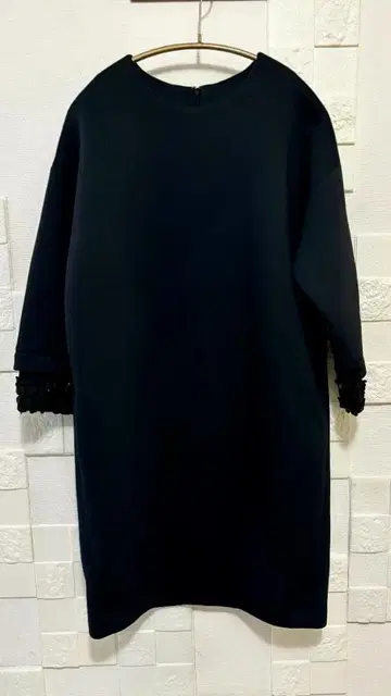 새상품급 데미키테 심플 스트레이트 라인 블랙 원피스