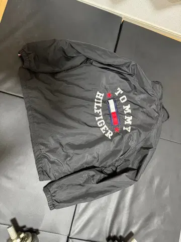 TOMMY HILFIGER 블랙 아우터