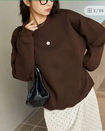 마리콴트 플라워 모티브 자수 맨투맨. 브라운.