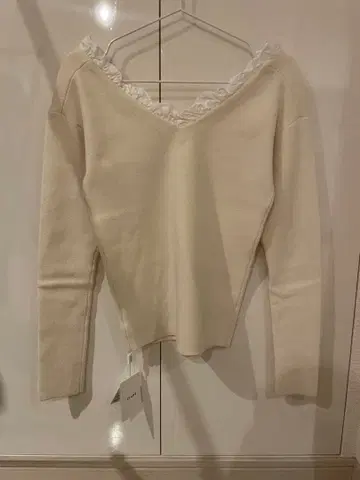 CLANE 아이보리 오프숄더 니트