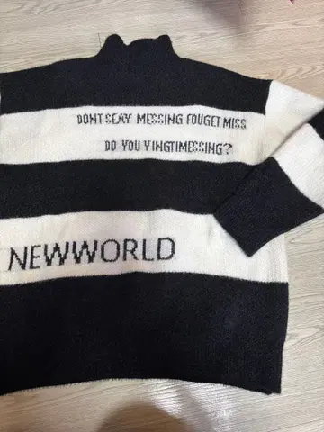 LADY LIKE 터틀넥 스웨터 블랙 화이트 스트라이프