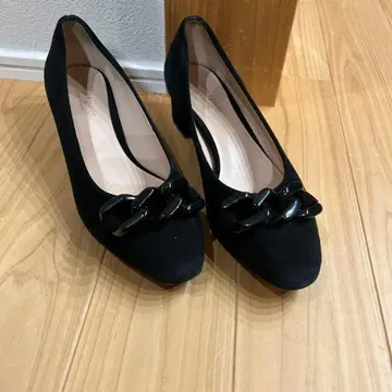 블랙 스웨이드 펌프스 체인 장식