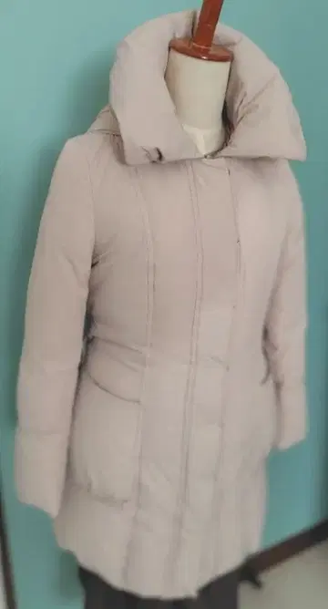 후드 부착 베이지 롱 다운 자켓 안감 꽃무늬