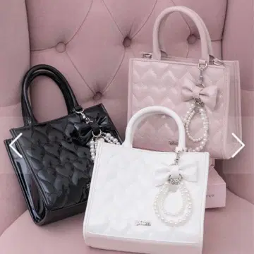 pium 피움 참 포함 하트 퀼팅 토트 블랙