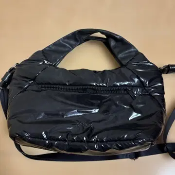블랙 숄더백 광택 마감