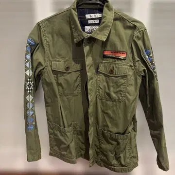 올리브색 밀리터리 자켓