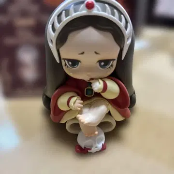 Lilith 피규어 빨간색과 옐로우 컬러 의상