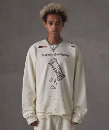 GRANCY 큐빅 디자인 그래픽 데미지 맨투맨 화이트 M 사이즈