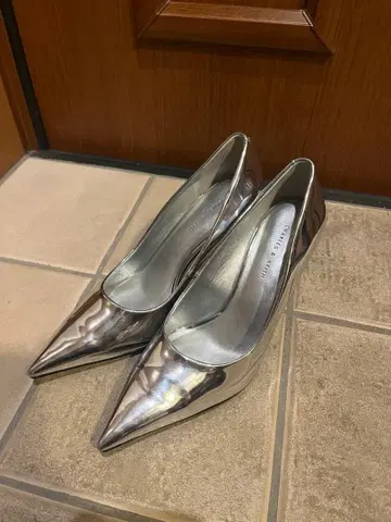 [ 찰스앤키스 ] 실버 스틸레토 하이힐