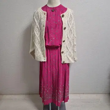 꽃무늬 자수 플리츠 원피스 핑크