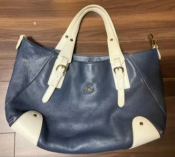 kitamura 로고가 달린 네이비와 화이트 핸드백