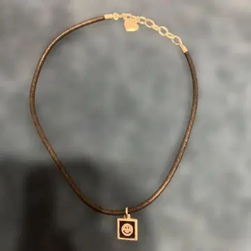 Moschino 하트 스마일 초커