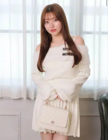 립 서비스 페더 오프숄더 플리츠 니트 원피스