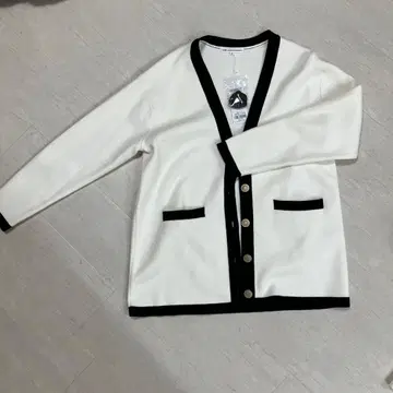 23구 화이트와 블랙의 긴팔 가디건