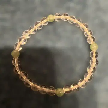 투명 비즈와 그린 컬러 악센트의 팔찌