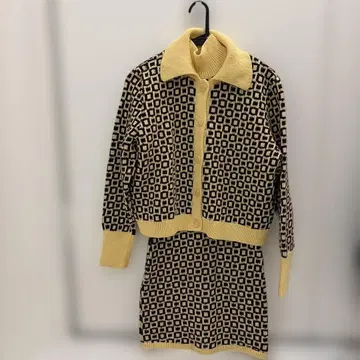 블랙과 옐로우 컬러 니트 셋업