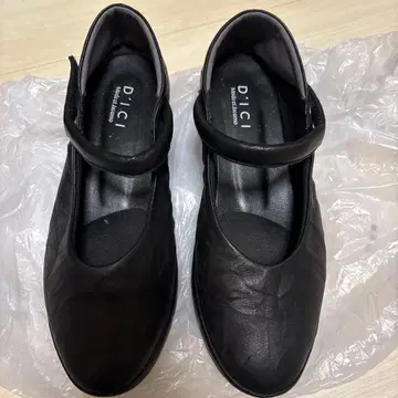 [새상품급] D'CIC 블랙 스트랩 신발 24cm