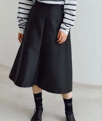 새틴 턱 디자인 스커트 IENA