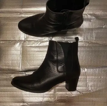 블랙 가죽 앵클부츠