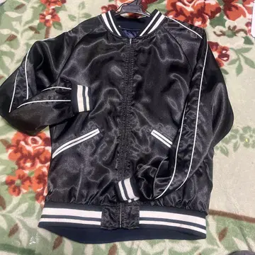 새틴 바시티 자켓 블랙과 네이비 리버서블