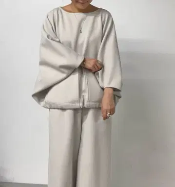 2.2만 이번 시즌 새상품 비어즐리 립플 종이상자 상의 그레이지