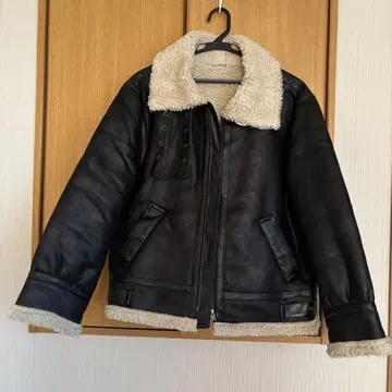 블랙 무스탕 코트 Ungrid