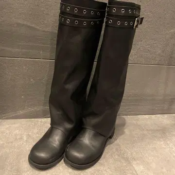 버클이 달린 블랙 롱 부츠