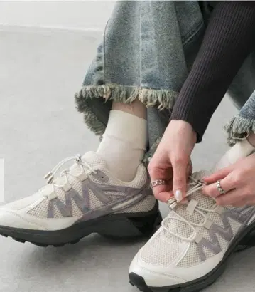 경량 메탈릭 에어 스니커즈