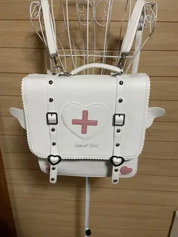 윙 디자인 화이트 백팩