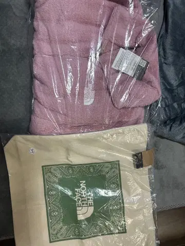 THE NORTH FACE 핑크 플리스 자켓과 토트백